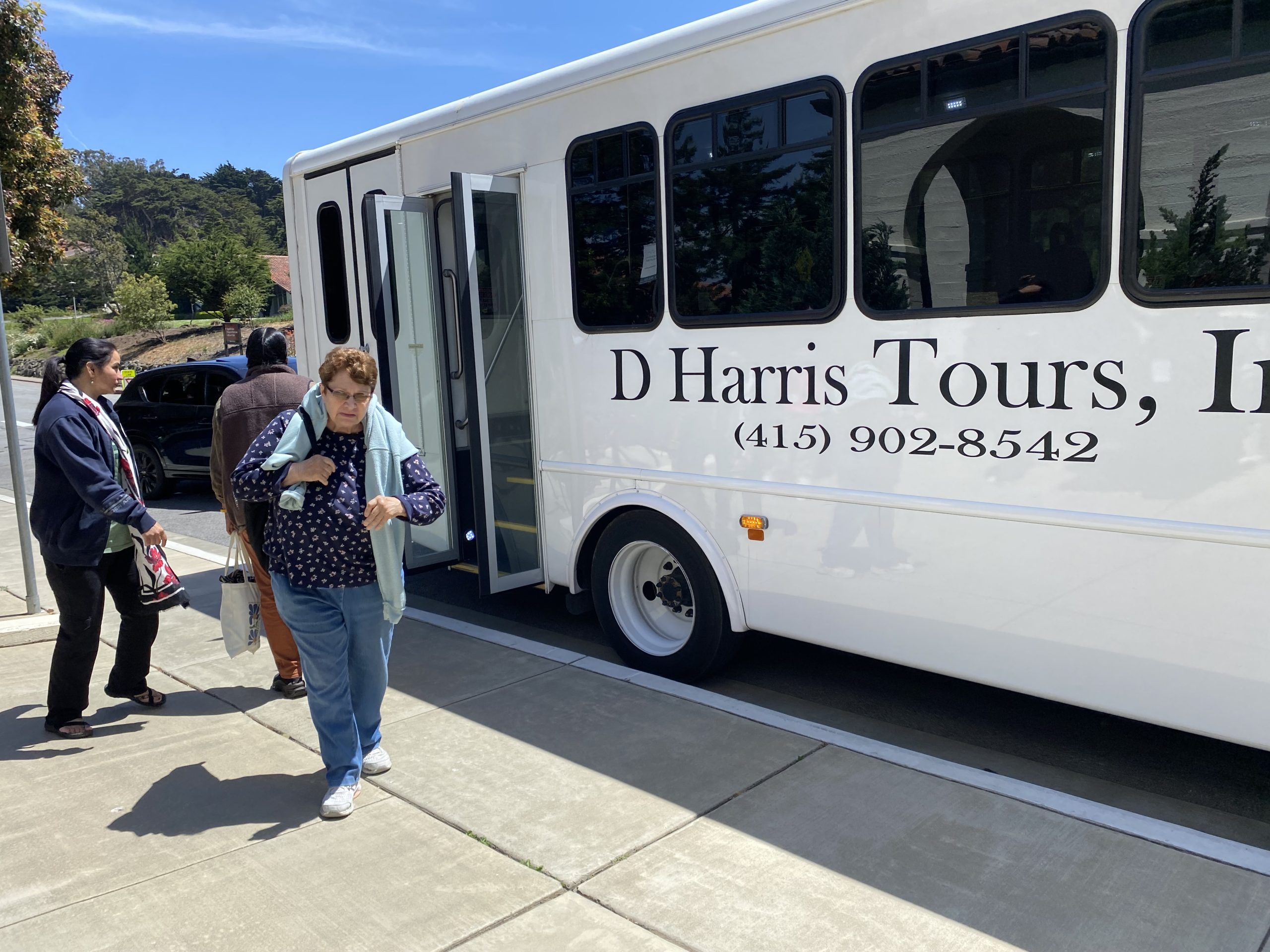 East Bay Shuttle: Oakland to QWOCFF – Friday